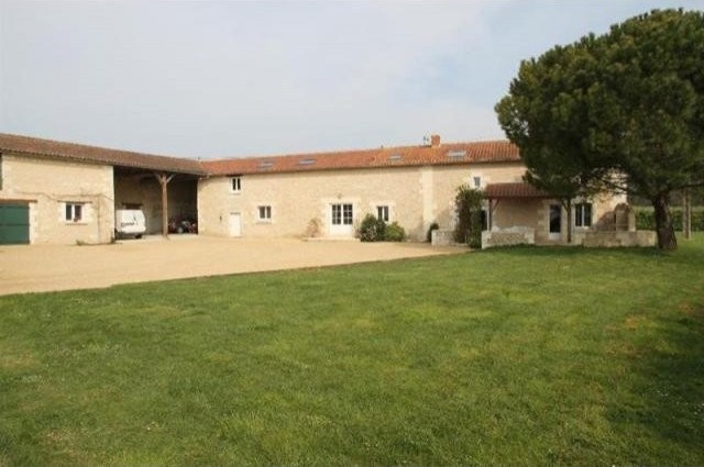 4 bedroom Country House For Sale: 86140..