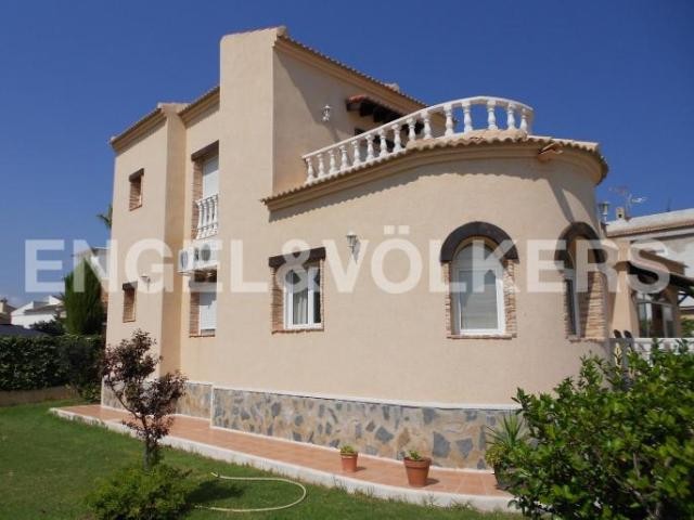 WONDERFUL VILLA IN URB. LA SIESTA - 2