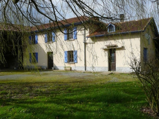 Jolie Maison Avec Ses Dependances Pres..