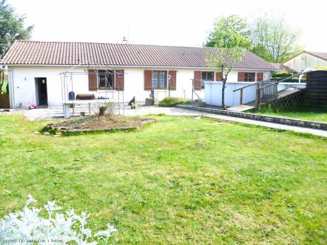 4 bed bungalow with a pretty garden of..