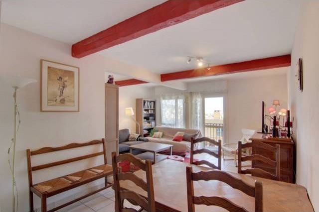 4 bedroom apartment, close to all..