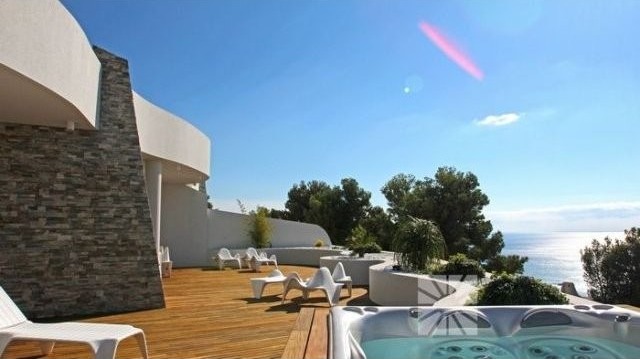 Luxury apartment with stunning sea views