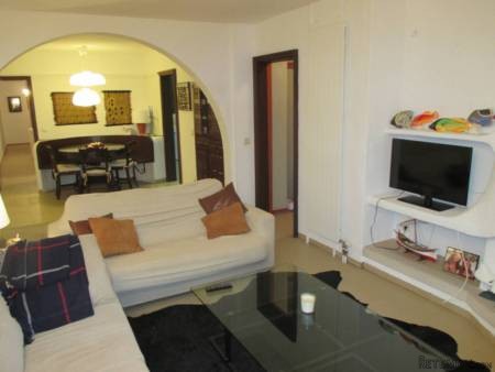 SPACIOUS APARTMENT IN 2ND LINE IN..