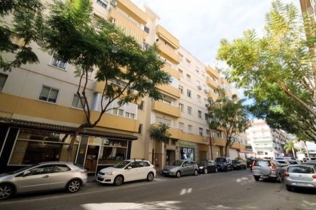 Apartment - Spacious 3 bedrooms and two..