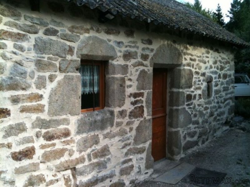 Pretty Stone Cottage and Outbuilding - 2