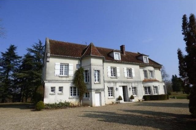 8 bedroom House For Sale: 60200.. - 2