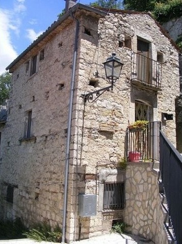 Beautiful stone property close to lake.. - 2
