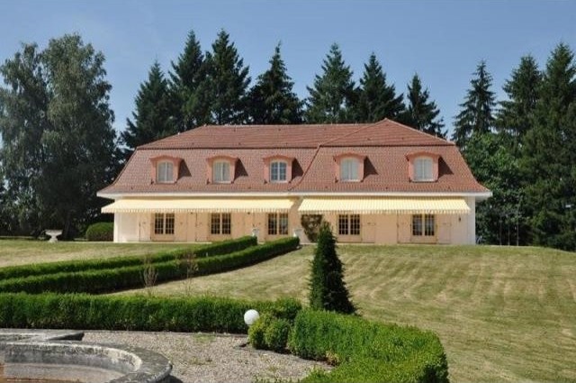 9 bedroom House For Sale: 38300..