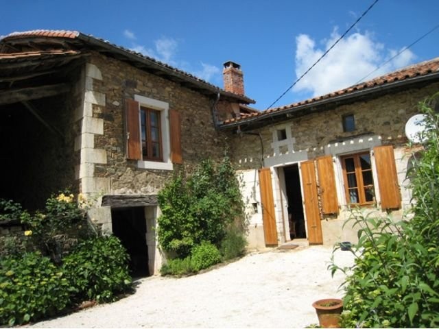 Pretty Stone Cottage in a quiet hamlet..