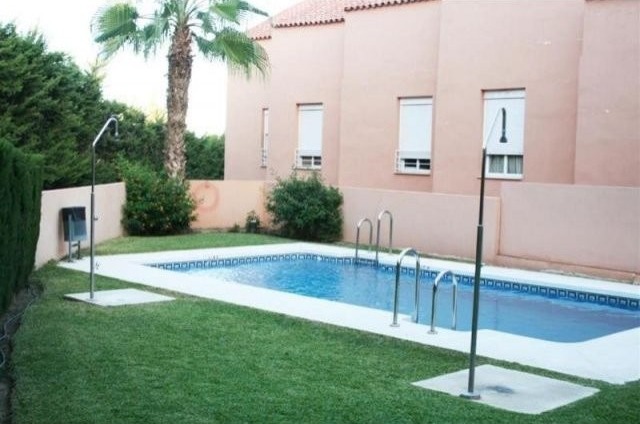 Town House - Lovely townhouse located..