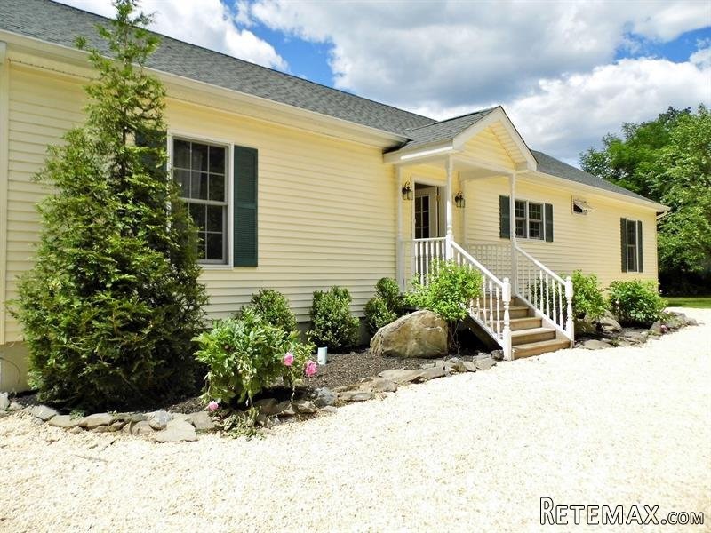 3 bedroom House For Sale: 35 Spring St..