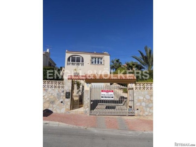 VILLA WITH POOL AND PLOT IN LOS BALCONES
