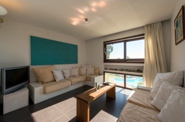 4 Bed Duplex Penthouse 200m From Beach - 2
