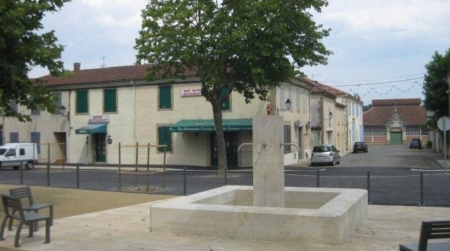*nice Small Hotel In Gers Village*..