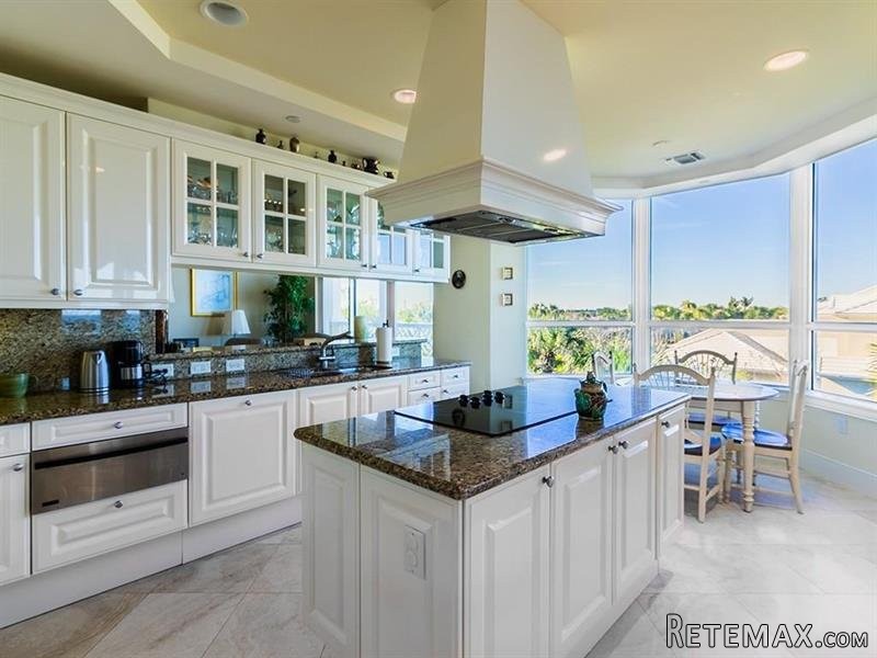 3 bedroom Flat For Sale: 200 E Sea.. - 2