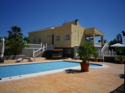 Large family home! - Villa in Alicante..