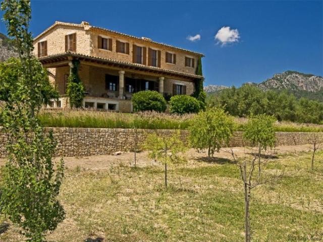 Dream country house in idyllic valley..