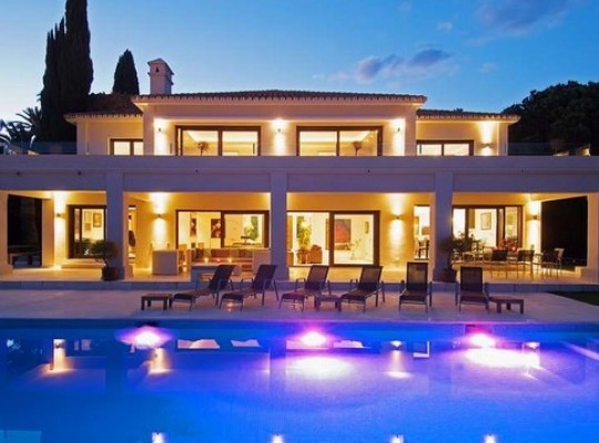 Villa for sale in Nueva Andalucia..
