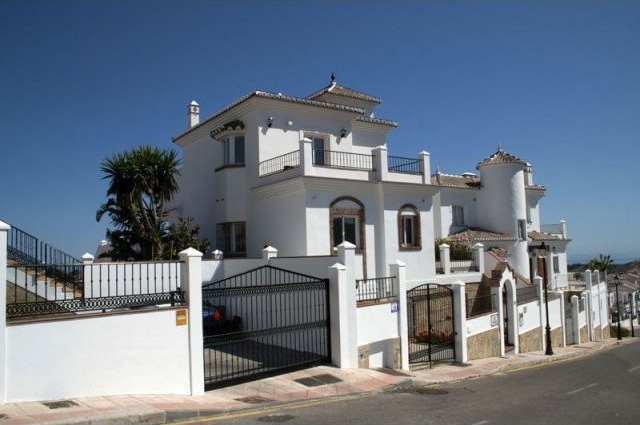 5 Bedrooms - Villa - Malaga - For Sale