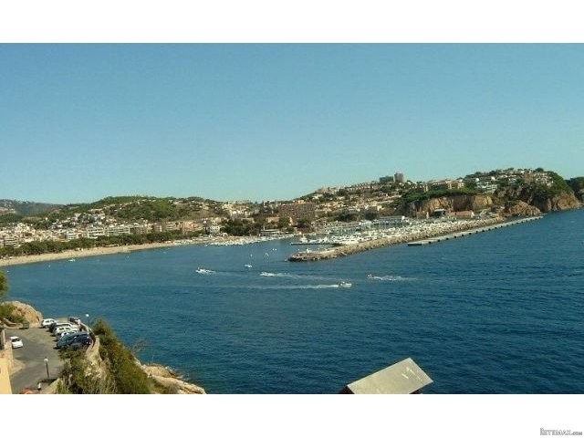 4 Bedrooms - Semi Detached House -..