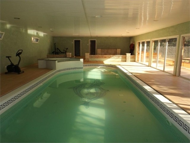Superbe Villa Sur 10400m² De Terrain..
