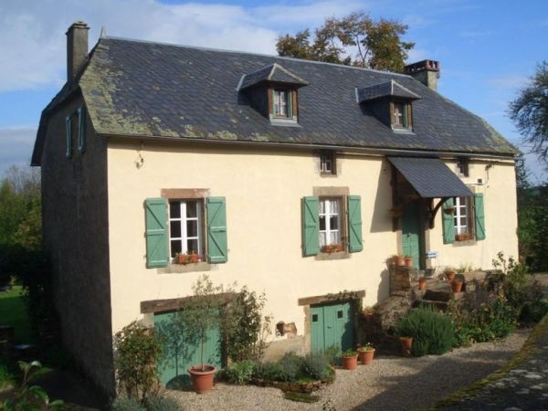 Farmhouse, Barn, Pool & Land for Horses