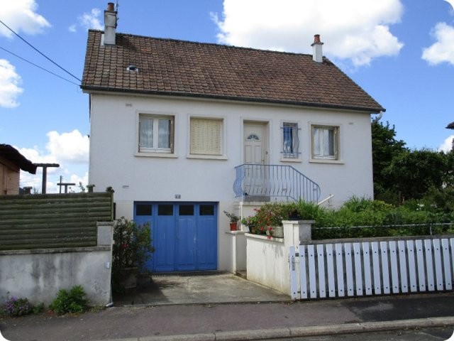 Nice Traditional House and Garden