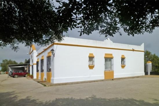 Country horse property with covered..