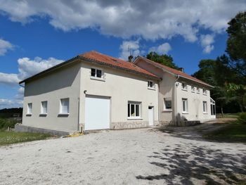 Large 5 Bedroom House With Enclosed.. - 2