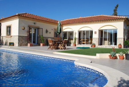 Detached villa on a 680m2 plot with..
