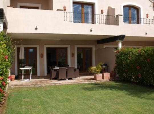 Townhouse for sale in El Paraiso Alto..