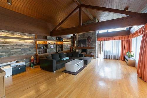 Generous and sunny located house close..