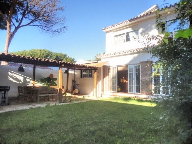 Villa - Spacious semidetached house in..