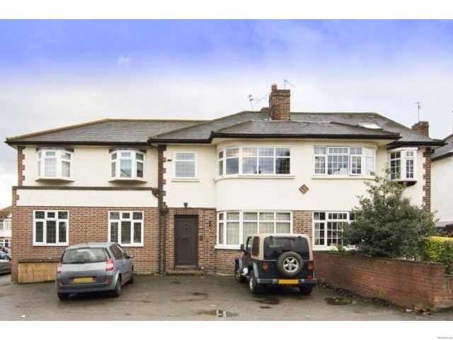 Chigwell Road, E18