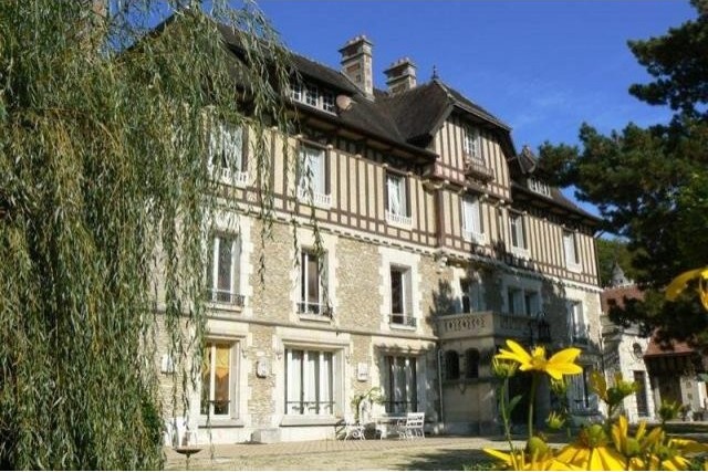 13 bedroom Manor House For Sale: 60200.. - 2