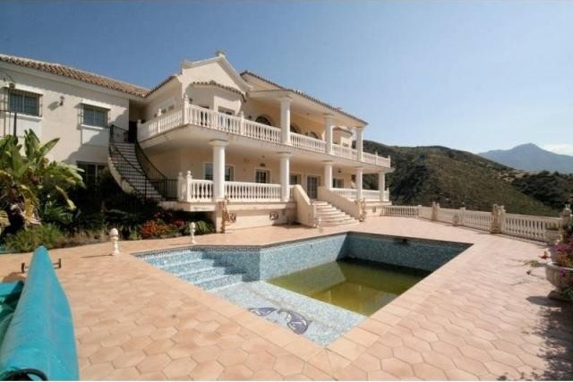 6 bedroom detached house for sale