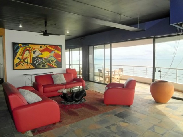 Designer 2-bedroom penthouse on the.. - 2