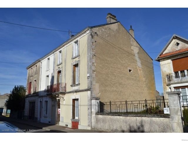5 bedroom townhouse close to all the..