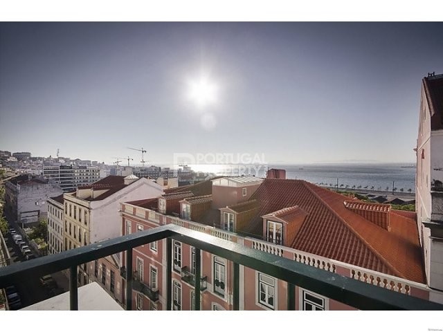 4 Bed Stunning Apartment in Estrela..