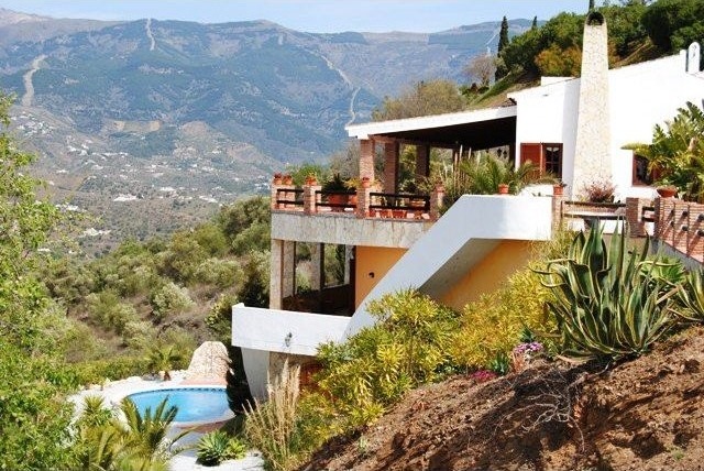Villa for Sale in Sayalonga 699.000..