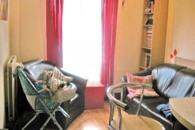 4 Bed Flat/Apartment To Let in London - 2