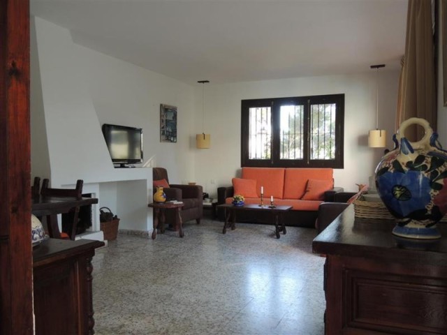 2 Bed Villa for sale in Calahonda - 2