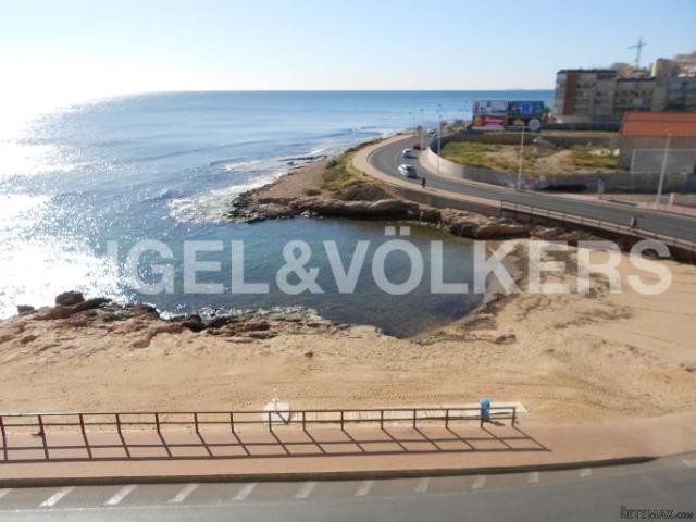 BEACHFRONT APARTMENT WITH IMPRESSIV..