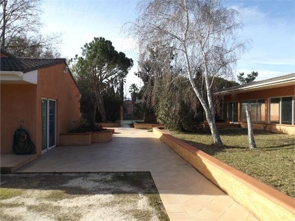 Superbe Villa Sur 10400m² De Terrain.. - 2