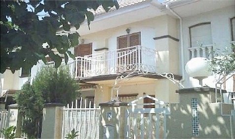 2 STOREY TOWN HOUSE 7 MINS FROM THE..