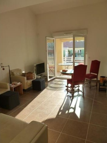 Modern two bed in Centre Ville