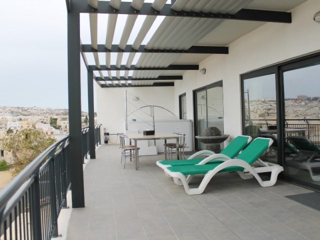 Large Pendergardens Apartment