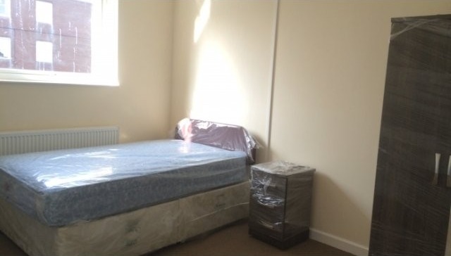 FULLY REFURBISHED DOUBLE ROOM TO LET -..