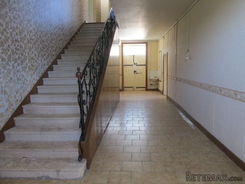 Large Impressive 5 Bed House With Garden - 2