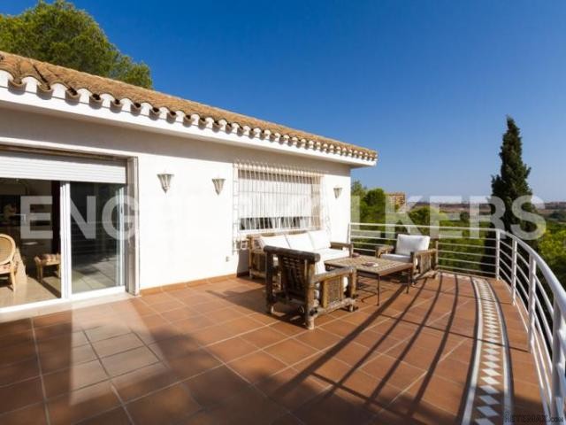 Magnificent villa on a large plot of..